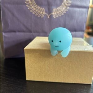 [SOLD] [NEW] Smiski Toilet Series : Smiski Peeking toilet paper roll